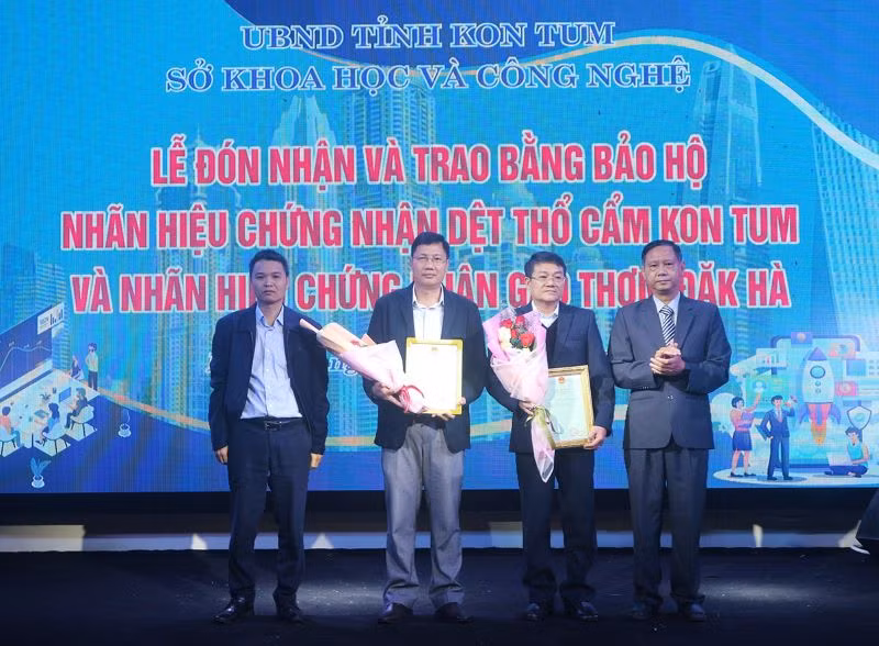 Trao bảo hộ Nhãn hiệu chứng nhận Dệt Thổ cẩm Kon Tum và Gạo Thơm Đắk Hà.
