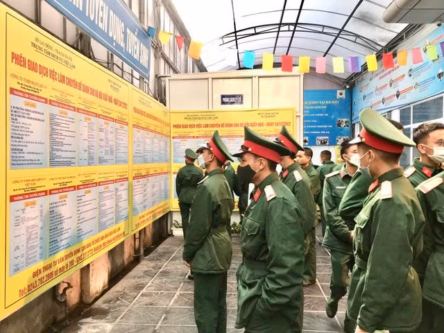 Lực lượng quân nhân sắp hoàn thành nghĩa vụ quân sự tìm hiểu thông tin tuyển dụng lao động tại Sàn Giao dịch việc làm 215 phố Trung Kính, quận Cầu Giấy, Hà Nội. (Ảnh: Minh Anh)