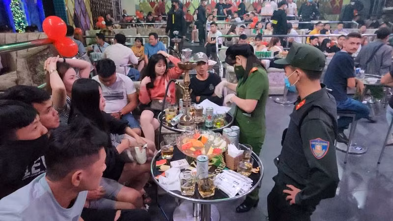 Lực lượng Công an tiến hành kiểm tra quán bar có gần 300 người đang vui chơi. 