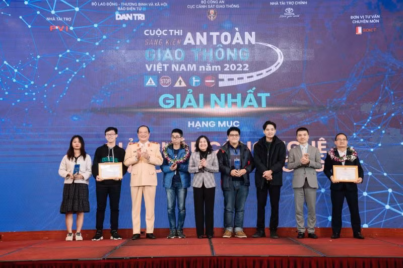 Các tác giả đạt giải Nhất hạng mục Ý tưởng về An toàn giao thông.