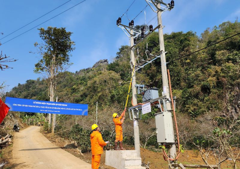 Tổ chức đóng điện giúp 45 hộ bản Ngoại được sử dụng điện an toàn.