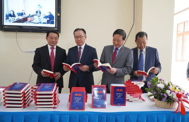 Các đại biểu tham quan khu trưng bày cuốn sách. (Ảnh: Trịnh Dũng)