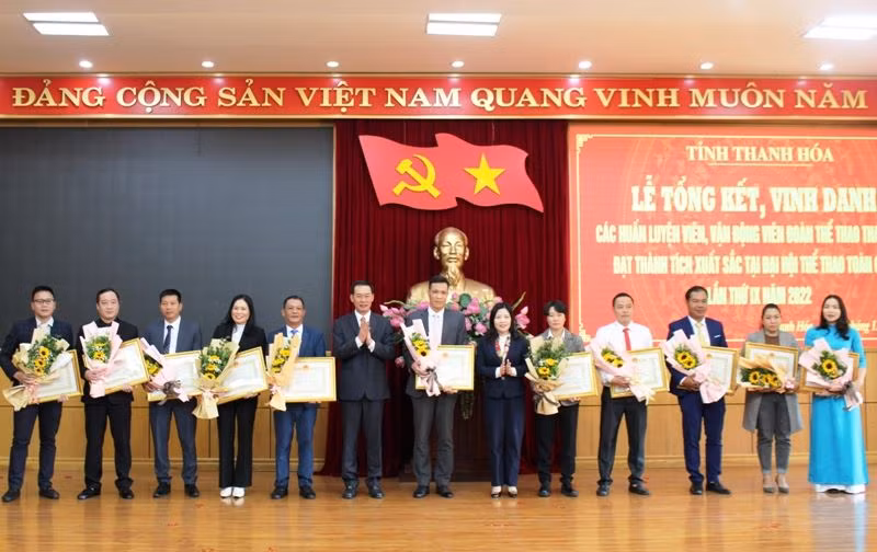 Phó Bí thư và Trưởng Ban Dân vận Tỉnh ủy Thanh Hóa trao tặng Bằng khen cho các huấn luyện viên có thành tích xuất sắc trong huấn luyện, đào tạo vận động viên.