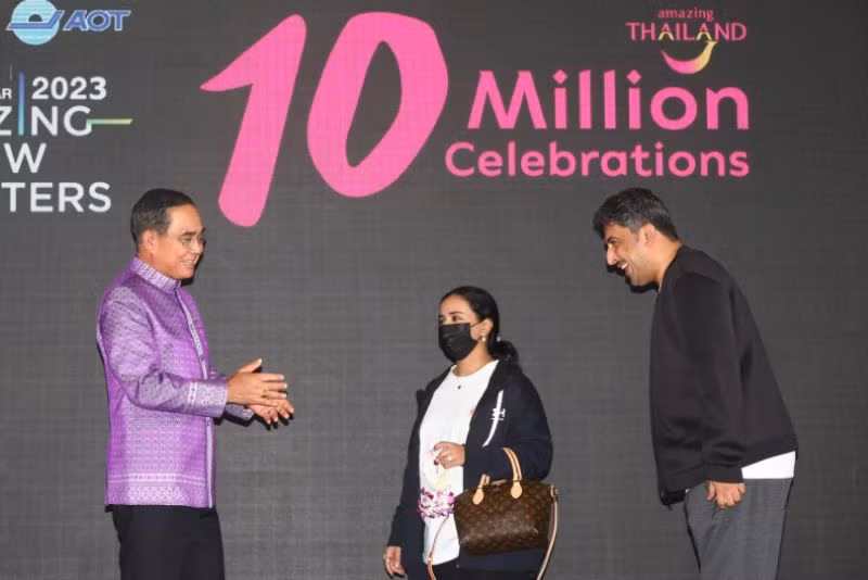 Thủ tướng Thái Lan Prayut Cha-o-cha chào đón du khách quốc tế thứ 10 triệu đến thăm Thái Lan. (Ảnh: Bưu điện Bangkok)