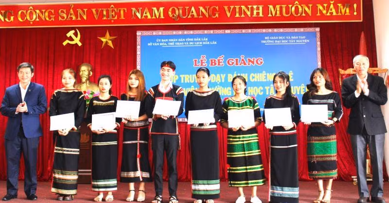 Lãnh đạo Sở Văn hóa-Thể thao và Du lịch tỉnh Đắk Lắk và Trường Đại học Tây Nguyên trao chứng nhận hoàn thành lớp học cho các học viên.