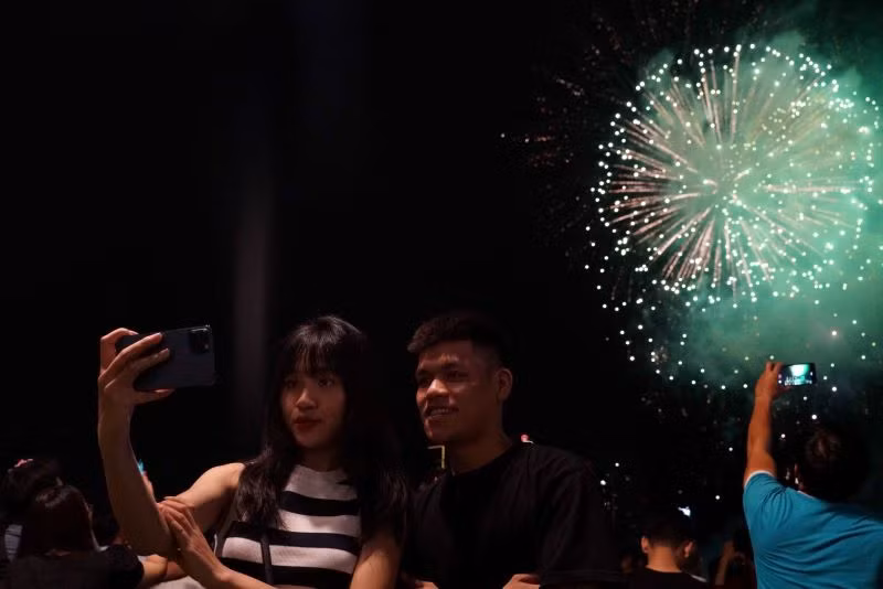 Các bạn trẻ tranh thủ ghi lại những khoảnh khắc đáng nhớ của mình.