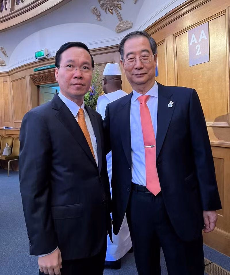 Chủ tịch nước Võ Văn Thưởng gặp Thủ tướng Hàn Quốc Han Duck-soo.