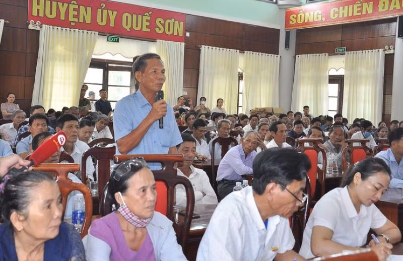 Quang cảnh buổi tiếp xúc cử tri tại huyện Quế Sơn.