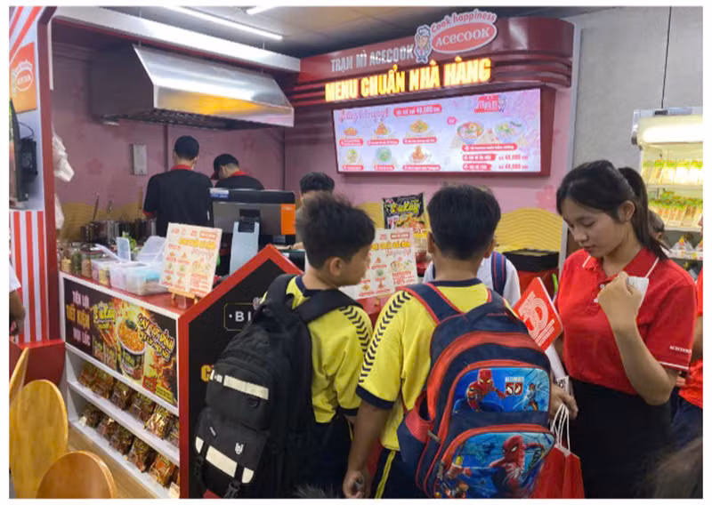 Khách hàng chọn món tại trạm mì