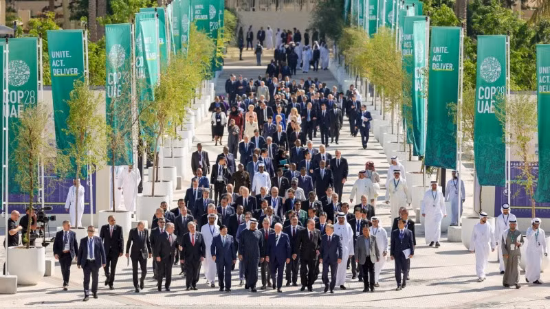 Các nhà lãnh đạo tiến vào trung tâm hội nghị tại Expo City Dubai, thành phố Dubai, Các Tiểu vương quốc Ả-rập Thống nhất (UAE) để tham dự COP28. (Ảnh: TTXVN) 