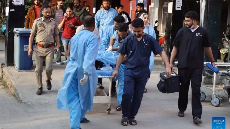 Các nhân viên y tế đang dưa du khách bị thương tới điều trị tại một bệnh viện ở Anantnag, cách thành phố Srinagar, thủ phủ mùa hè của Kashmir do Ấn Độ kiểm soát khoảng 60km về phía nam, ngày 22/4/2025. (Ảnh: Tân Hoa xã)
