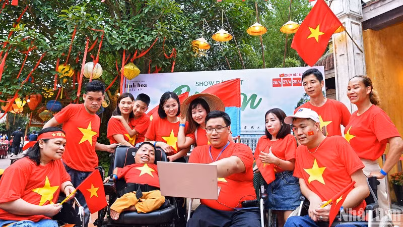 Các đại biểu thanh niên khuyết tật trao đổi về kỹ năng truyền thông trên các nền tảng số.