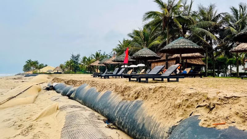 Xói lở không chỉ làm mất vẻ đẹp của bãi biển Cửa Đại mà còn đe dọa các công trình giao thông, du lịch ven biển.