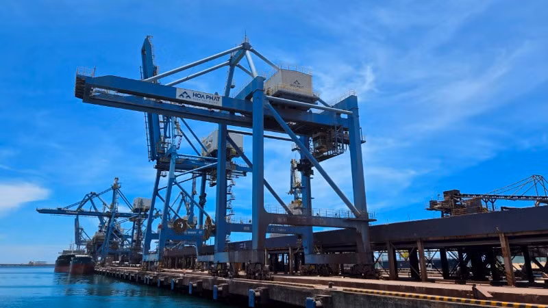 Tàu cập cảng chuyên dùng của Tập đoàn Hòa Phát bốc xếp hàng hóa tại Khu liên hợp sản xuất gang thép Hòa Phát Dung Quất (Quảng Ngãi). (Ảnh: MINH DŨNG)