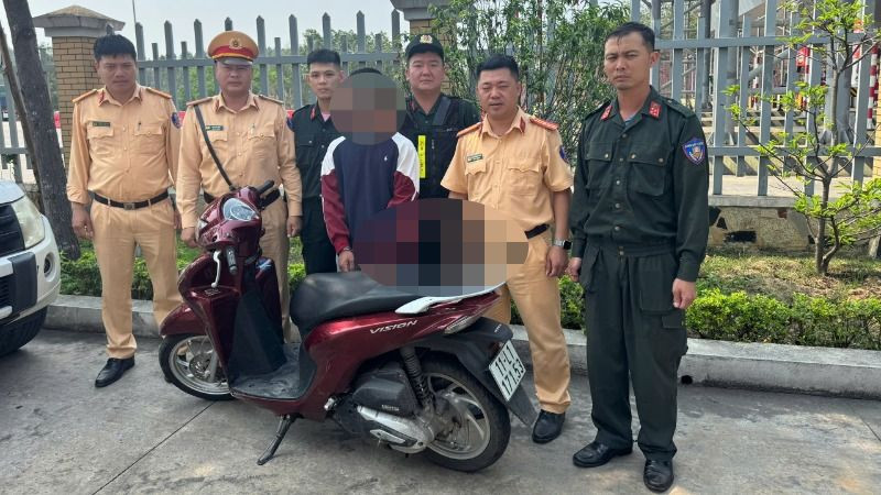 Đối tượng bị lực lượng Công an bắt giữ.