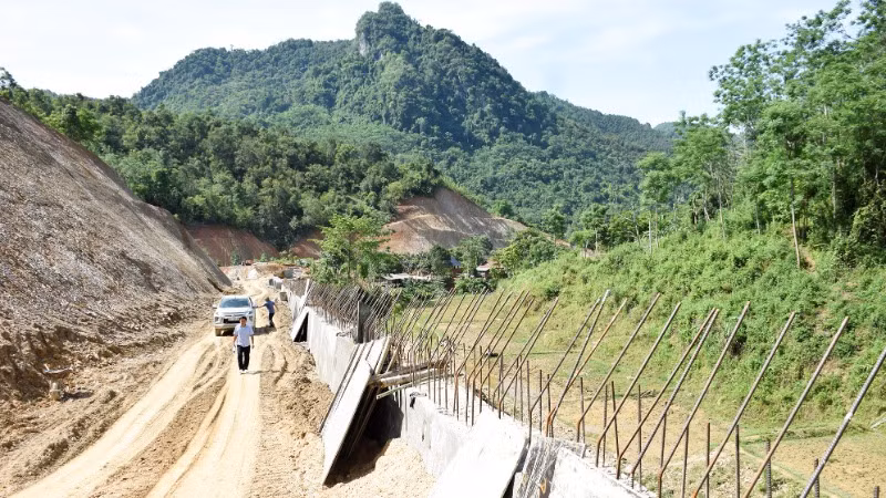 Tuyến giao thông kết nối trung tâm các xã vùng lòng hồ Thủy điện bản Vẽ Nhôn Mai, Mai Sơn đến trung tâm huyện Tương Dương.