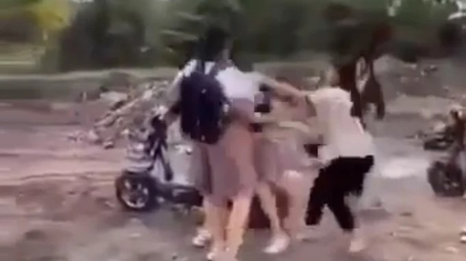 Ảnh được cắt từ clip nữ sinh bị đánh hội đồng