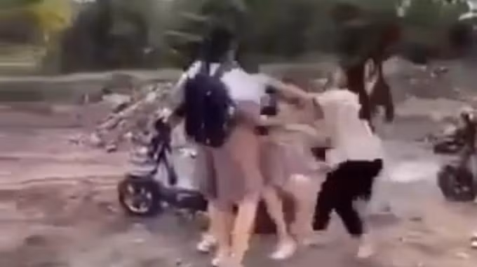 Ảnh được cắt từ clip nữ sinh bị đánh hội đồng