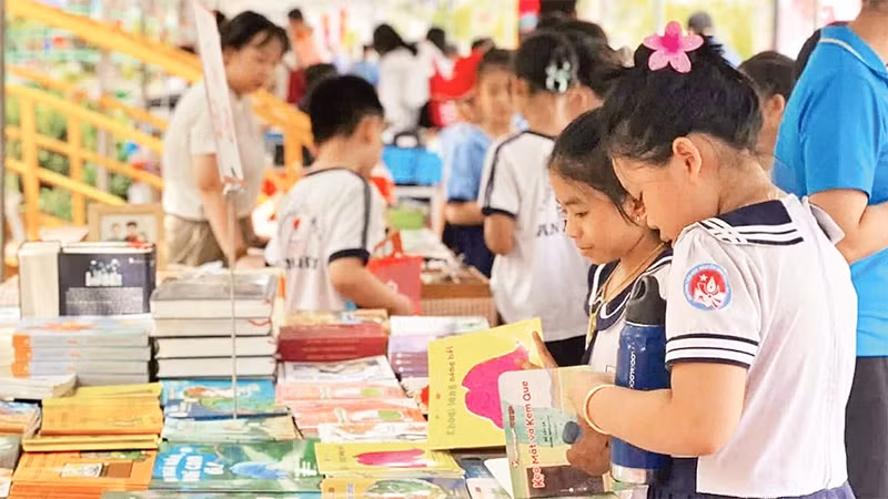 Những cuốn sách là bạn đồng hành của mỗi người trên con đường học tập suốt đời. 