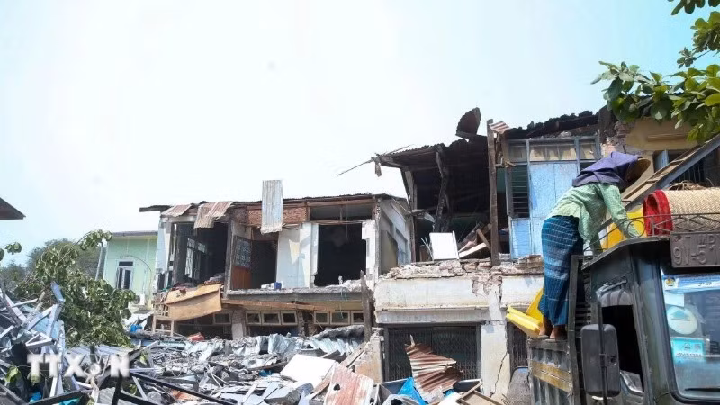 Hiện trường đổ nát sau động đất tại thị trấn Tada-U, Myanmar. (Ảnh: THX/TTXVN)