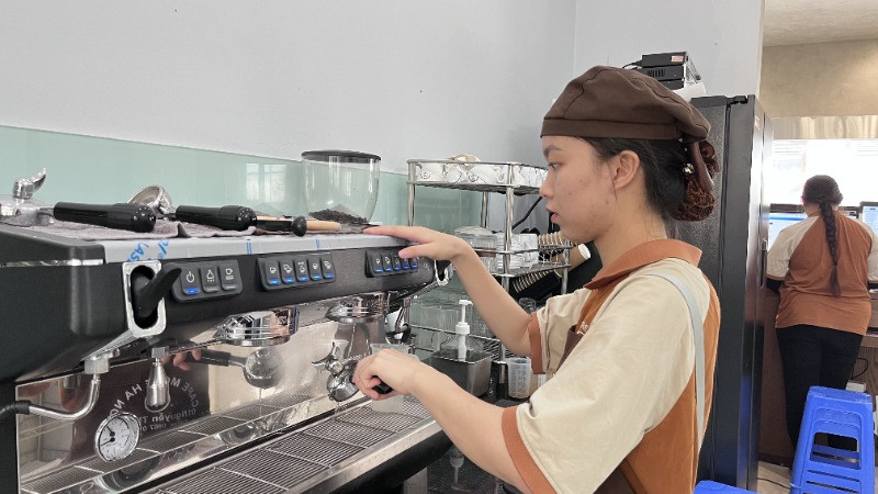 Từng thao tác đều được các nhân viên khiếm thị thực hiện cẩn thận. Từng thao tác đều được các nhân viên khiếm thị thực hiện cẩn thận.