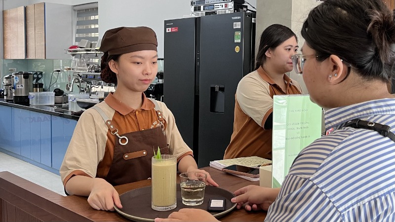 Quán cà-phê do người khiếm thị pha chế. 