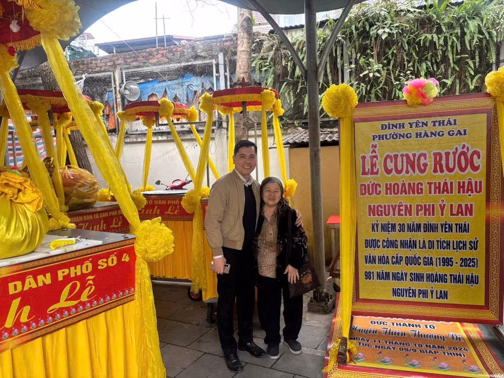 Người dân phường Hàng Gai phát tâm làm xe kiệu và trang trí xe rước kiệu.