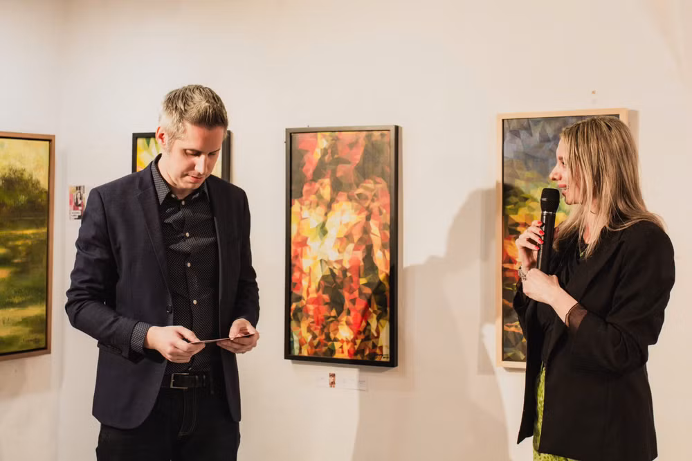 Ông Dominic Steiner, Giám đốc GallerySteiner phát biểu tại triển lãm.