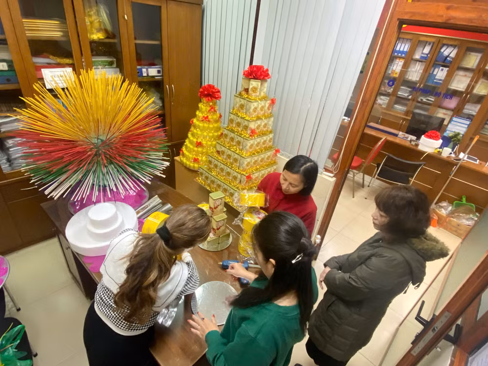 Công tác chuẩn bị cho lễ hội của cán bộ Ủy ban nhân dân phường Hàng Gai.