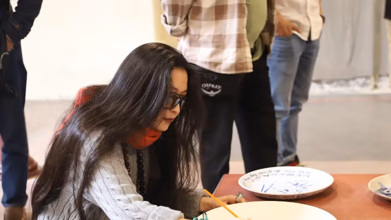 Công chúng thủ đô yêu văn chương Nguyễn Huy Thiệp ký tên trong đĩa gốm tại triển lãm.