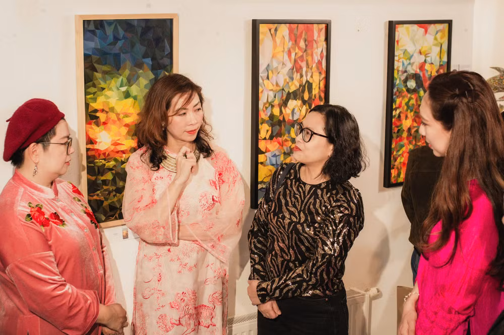 Bà Đinh Hoàng Yến (áo đen) - Đại diện Thương vụ của Việt Nam tại Áo và Slovenia.