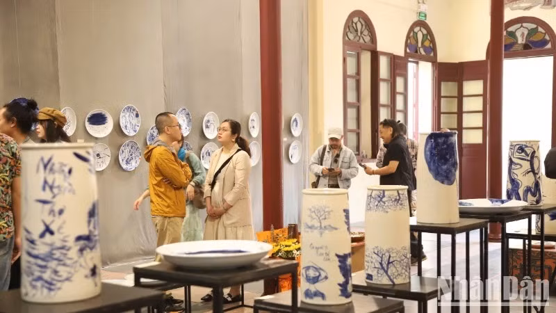 Quang cảnh triển lãm “Gốm Thiệp”.