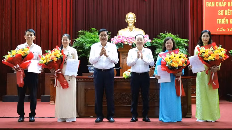 Lãnh đạo Thành ủy Cần Thơ tặng hoa chúc mừng các đồng chí được chỉ định tham gia Ban Chấp hành Đảng bộ thành phố.