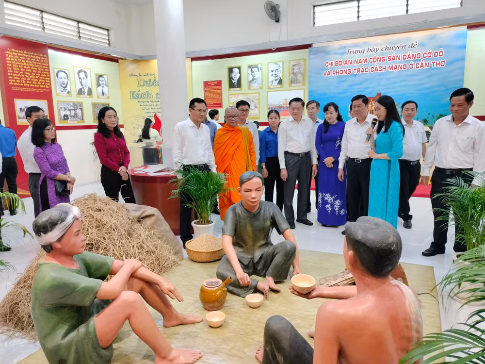 Đại biểu tham quan triển lãm.