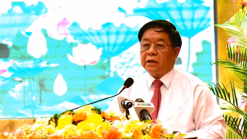 Đồng chí Nguyễn Trọng Nghĩa phát biểu tại hội nghị.