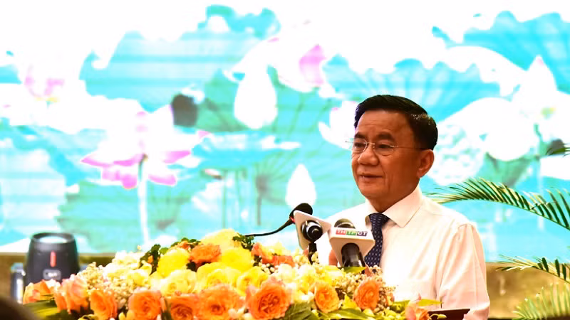 Đồng chí Trần Cẩm Tú phát biểu tại hội nghị.