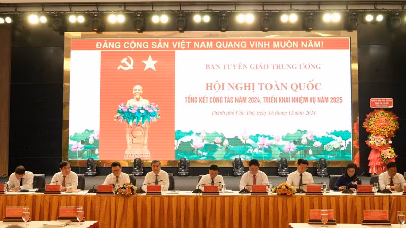 Các đồng chí chủ trì hội nghị.