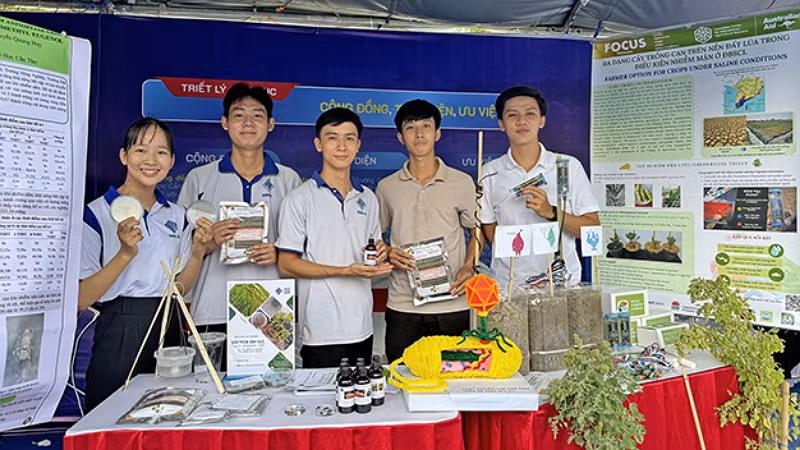 Nhóm sinh viên Trường đại học Cần Thơ trưng bày các sản phẩm khởi nghiệp tại Ngày hội Khởi nghiệp quốc gia của học sinh, sinh viên lần thứ VI-2024. (Ảnh: Q.THÁI) Nhóm sinh viên Trường đại học Cần Thơ trưng bày các sản phẩm khởi nghiệp tại Ngày hội Khởi nghiệp quốc gia của học sinh, sinh viên lần thứ VI-2024. (Ảnh: Q.THÁI)