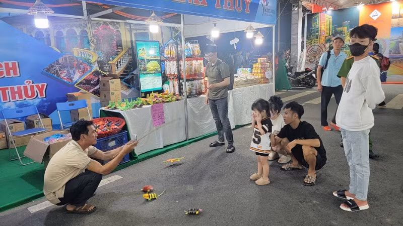 Một gian hàng tại hội chợ thuộc Tuần lễ.