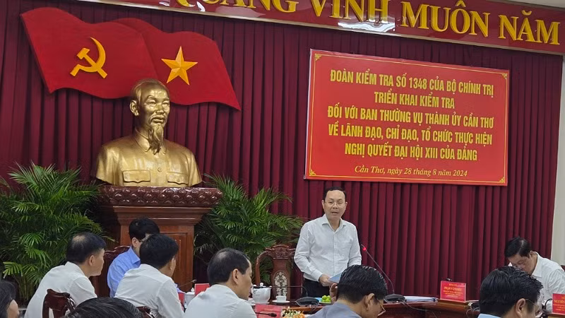 Lãnh đạo Thành ủy Cần Thơ báo cáo tại hội nghị.