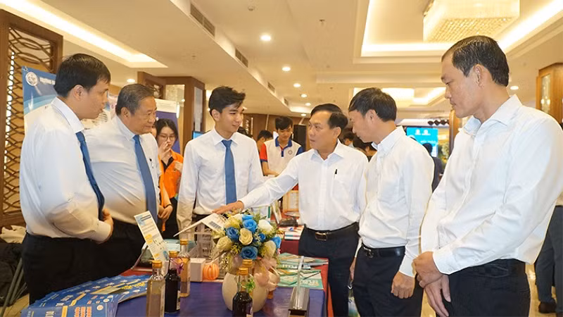 Các đại biểu tham quan khu trưng bày các sản phẩm công nghệ trong khuôn khổ hội thảo Phát triển đào tạo nhân lực khoa học, công nghệ và đổi mới sáng tạo trình độ quốc tế tổ chức tại Cần Thơ. (Ảnh: B.NG) Các đại biểu tham quan khu trưng bày các sản phẩm công nghệ trong khuôn khổ hội thảo Phát triển đào tạo nhân lực khoa học, công nghệ và đổi mới sáng tạo trình độ quốc tế tổ chức tại Cần Thơ. (Ảnh: B.NG)