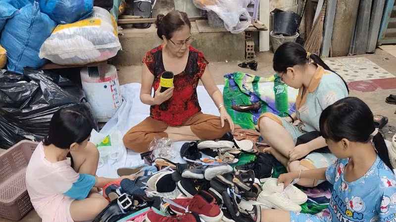 Cô Hiếu dạy nghề cho các em nhỏ.