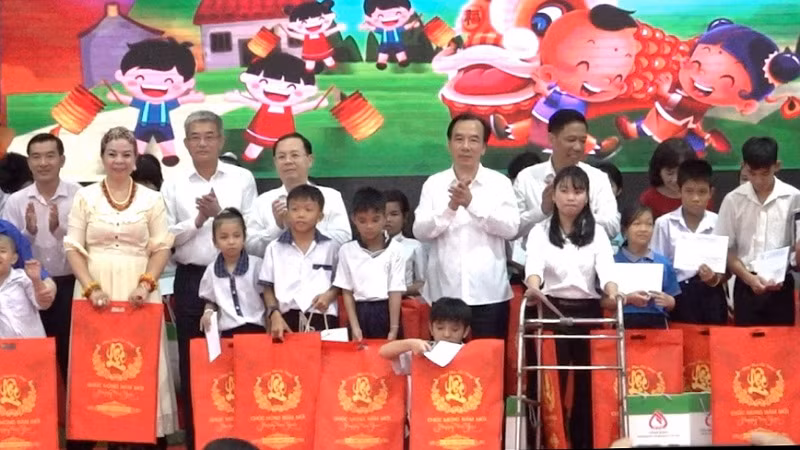 Các đại biểu tại chương trình tặng quà các em nhỏ.