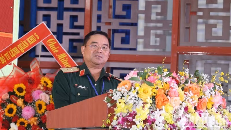 Trung tướng Trịnh Đình Thạch, Bí thư Đảng ủy, Chính ủy Quân khu 5 trình bày tham luận tại hội thảo.