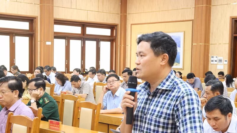 Giám đốc Sở Nông nghiệp và Môi trường tỉnh Quảng Ngãi Hồ Trọng Phương thảo luận tại hội nghị.