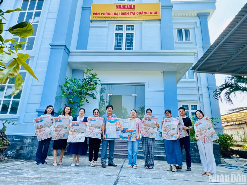 Đại diện Văn phòng Báo Nhân Dân tại Quảng Ngãi trao tặng phụ san đặc biệt của Báo Nhân Dân cho các bạn trẻ.