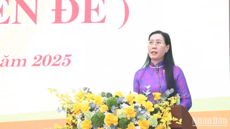 Đồng chí Bùi Thị Quỳnh Vân, Ủy viên Trung ương Đảng, Bí thư Tỉnh ủy, Chủ tịch Hội đồng nhân dân tỉnh Quảng Ngãi phát biểu tại kỳ họp.