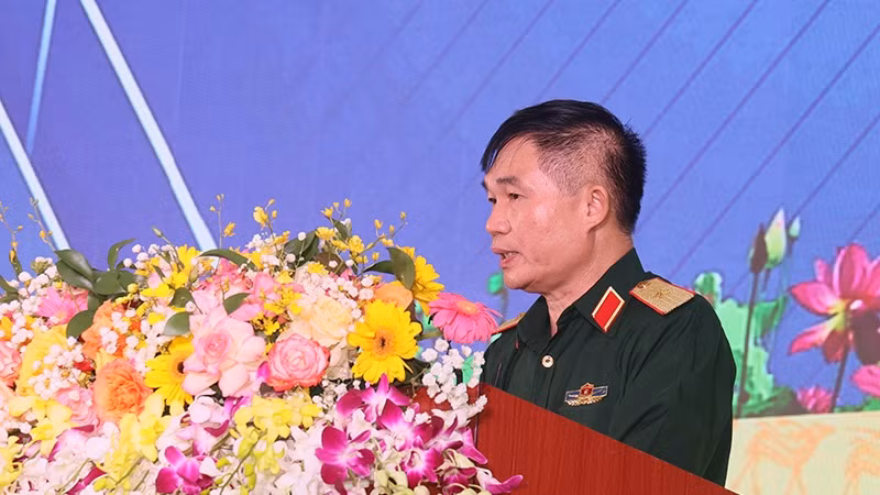 Thiếu tướng, Tiến sĩ Nguyễn Hoàng Nhiên, Viện trưởng Viện Lịch sử quân sự phát biểu tại Hội thảo.