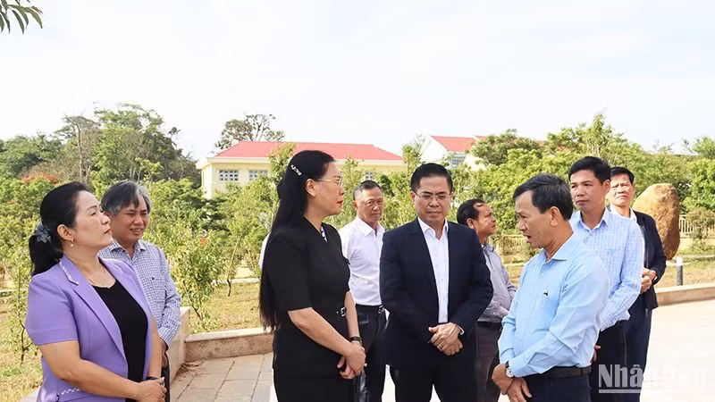 Lãnh đạo tỉnh Quảng Ngãi và Kon Tum trao đổi bên lề Hội nghị triển khai thực hiện chủ trương của Trung ương việc sáp nhập đơn vị hành chính cấp tỉnh Quảng Ngãi và Kon Tum diễn ra vào sáng 15/4 tại hội trường Huyện ủy Kon Plông (Kon Tum).