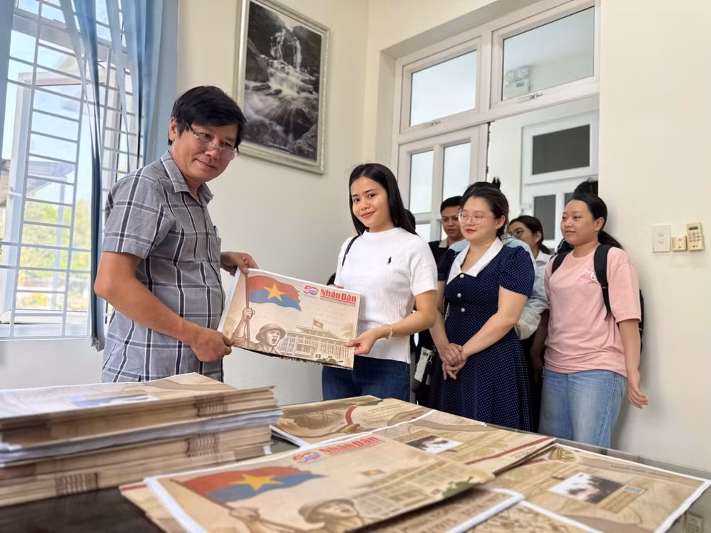 Bạn đọc xếp hàng nhận phụ san đặc biệt của Báo Nhân Dân chào mừng kỷ niệm 50 năm Ngày Giải phóng miền nam, thống nhất đất nước.